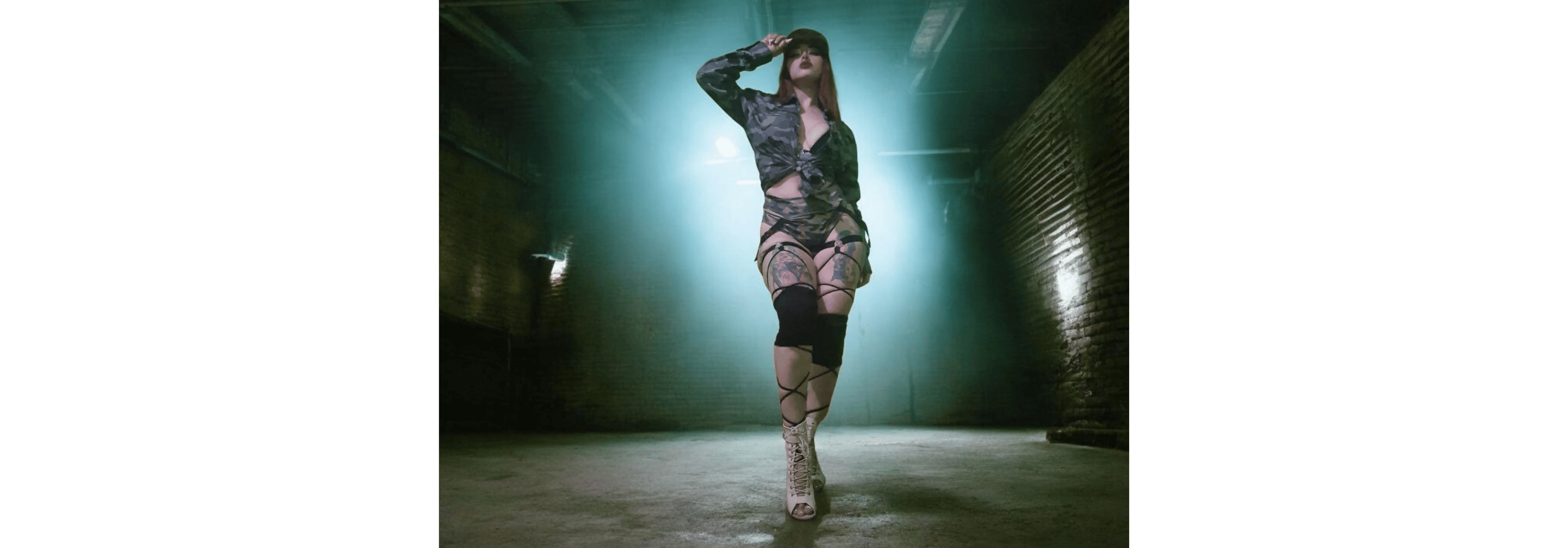 Lucifer, stripper de Jugueteando en show erótico para adultos (foto 2)