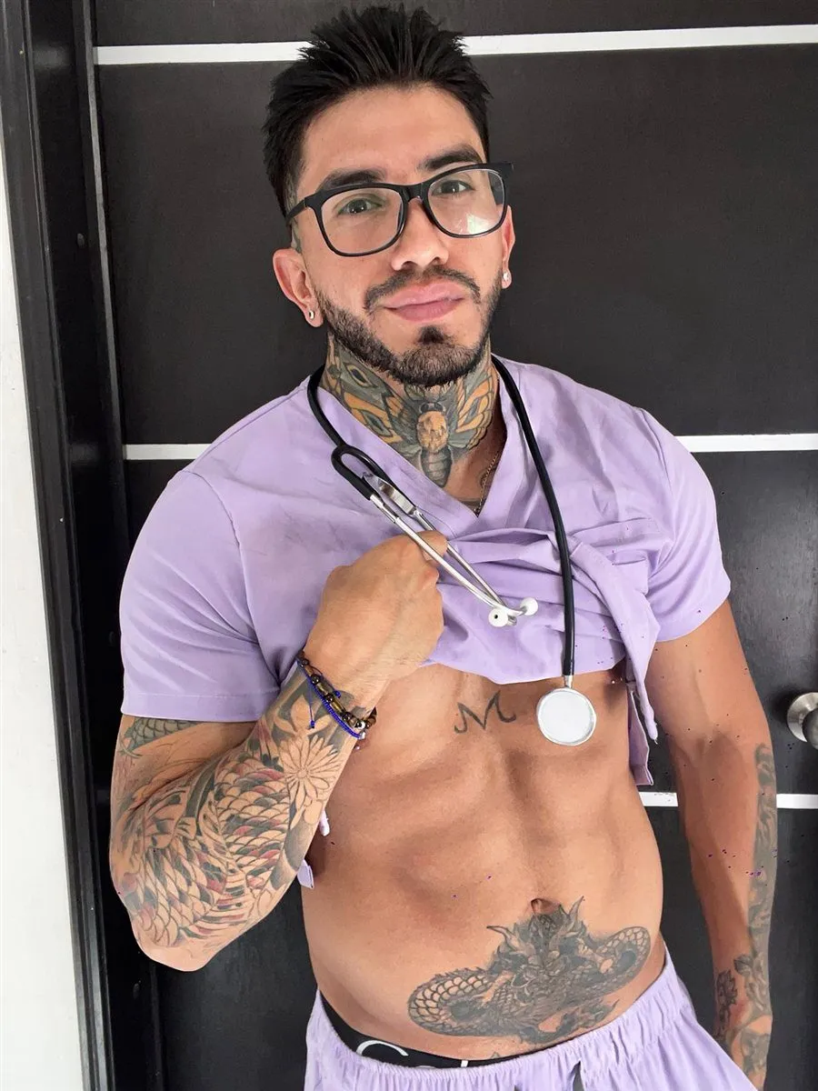 Stripper Jugueteando con show temático de enfermero para mujeres