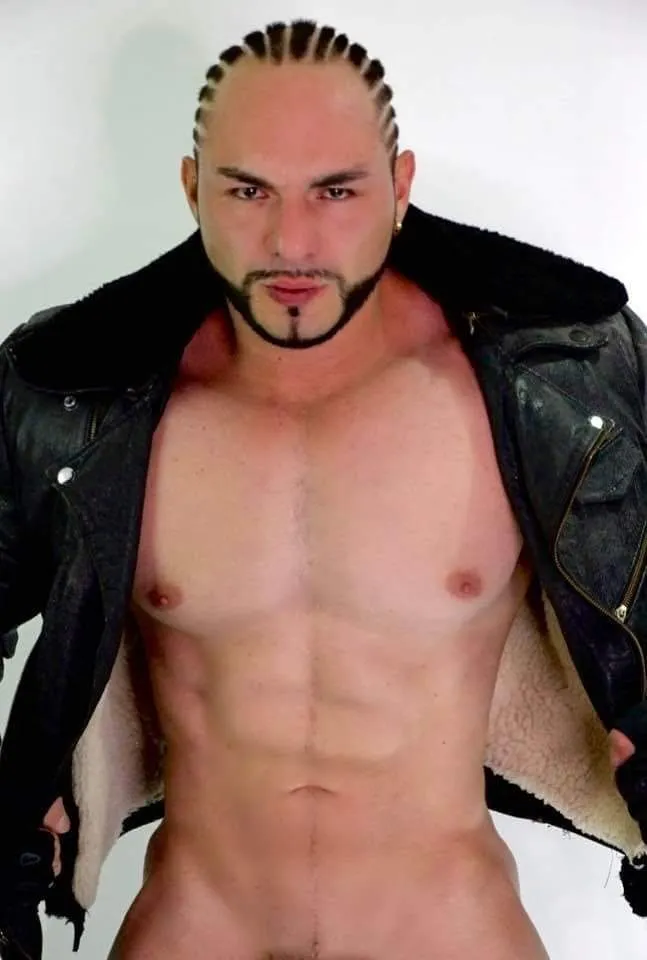 Stripper del elenco Jugueteando con chamarra de cuero para despedidas de soltera