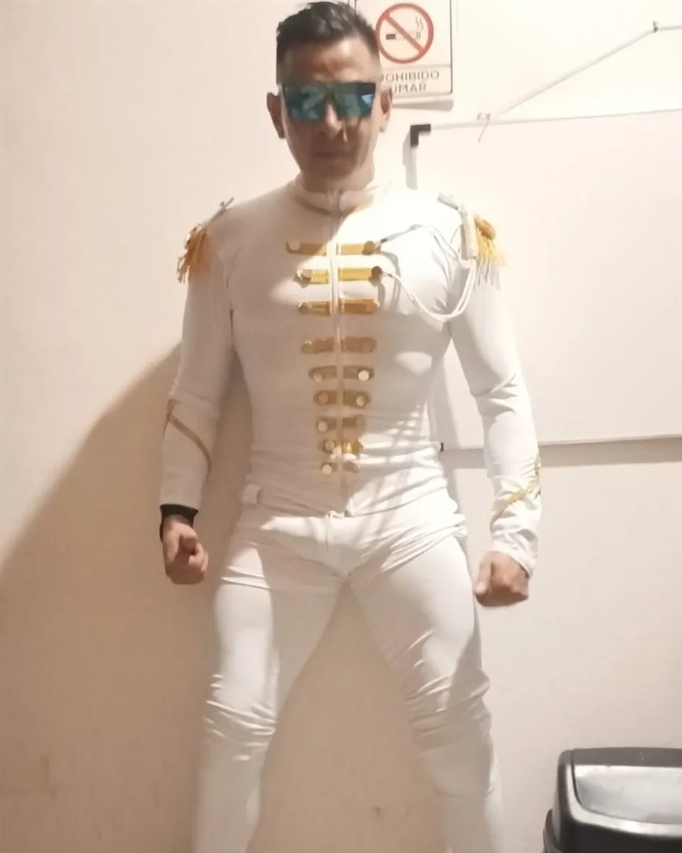 Stripper Jugueteando con uniforme de gala blanco para despedidas